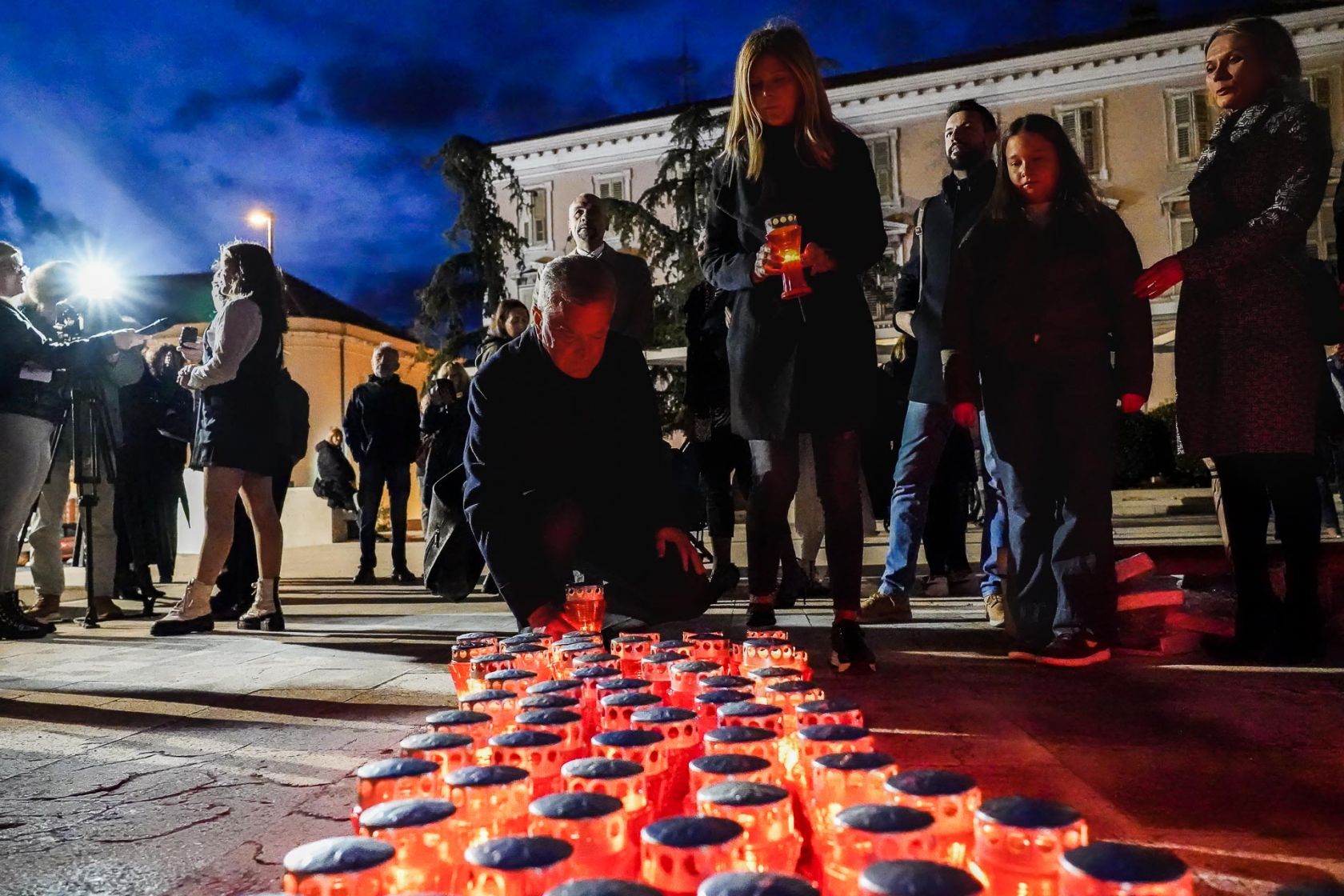Zapaljene svijeće u spomen na žrtve Domovinskog rata te žrtvu Vukovara i Škabrnje